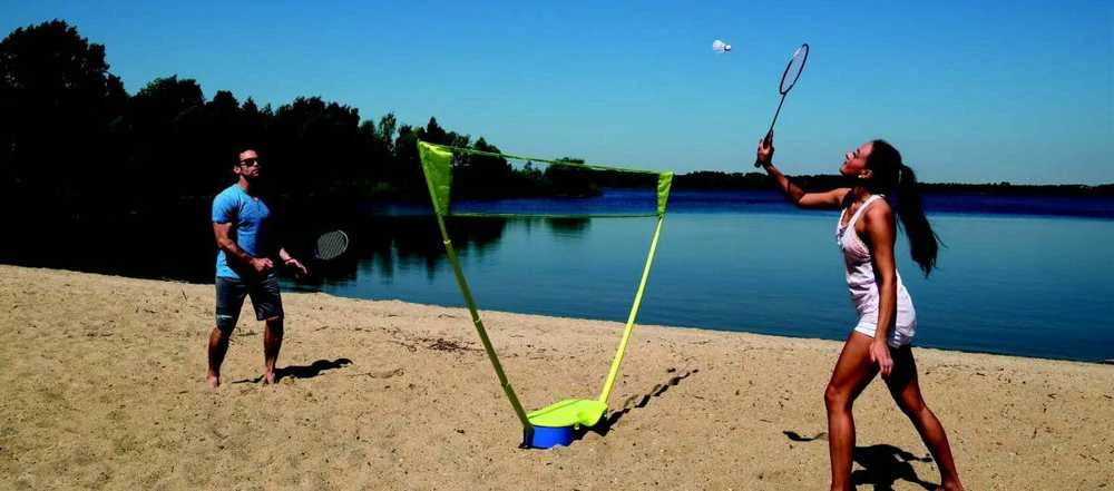 Badmintono rinkinys su tinkleliu paplūdimyje