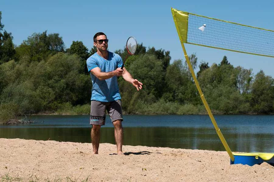 Badmintono rinkinys paplūdimyje su tinkleliu