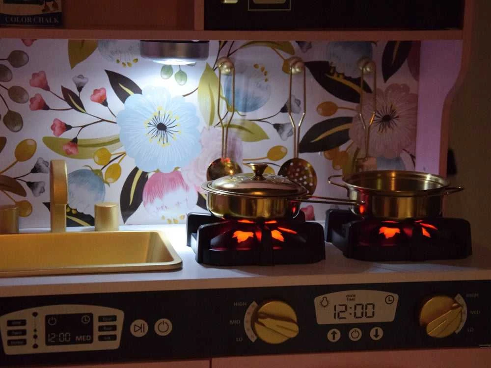 Didelė medinė virtuvė su retro šaldytuvu