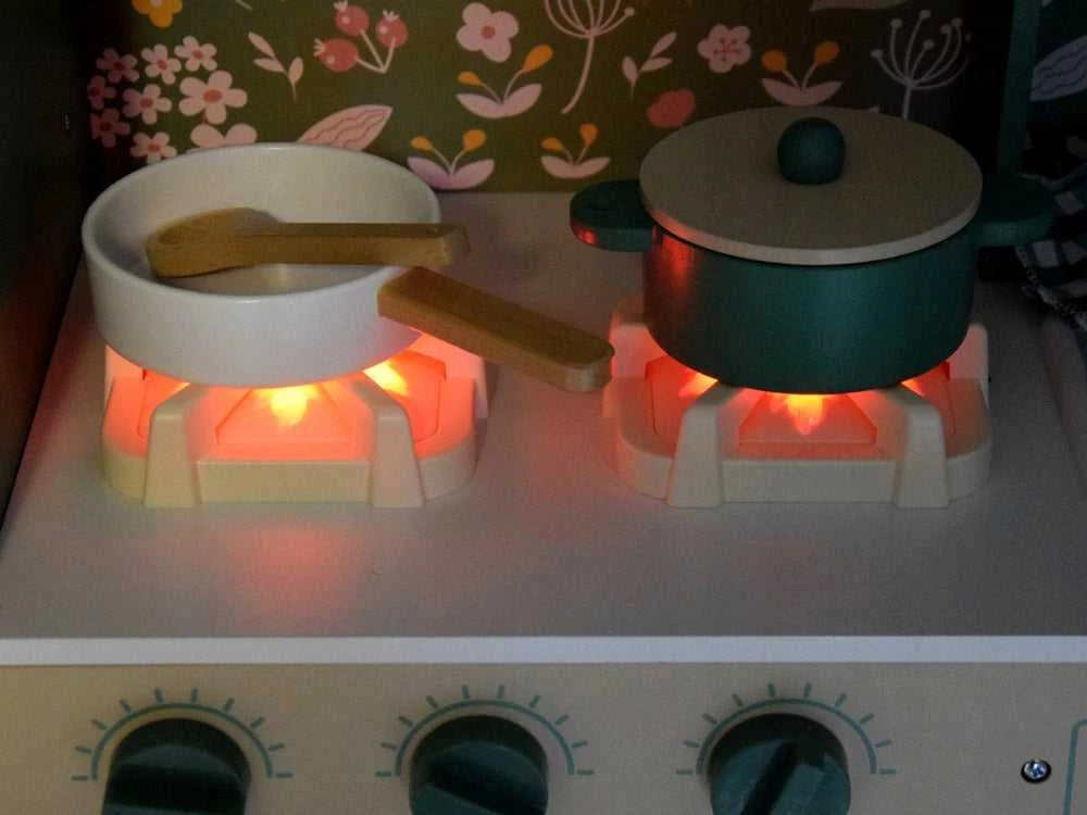 Medinis retro šaldytuvas vaikų virtuvei