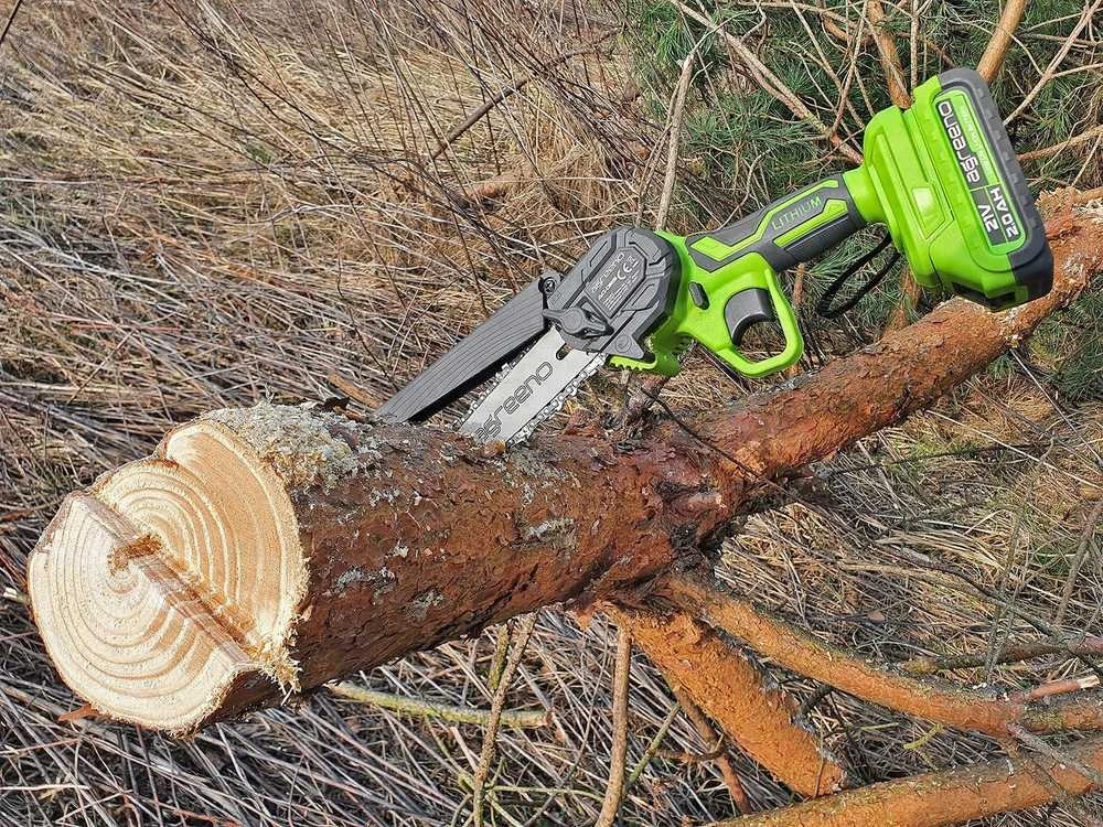 Mini akumuliatorinis grandininis pjūklas medžiams