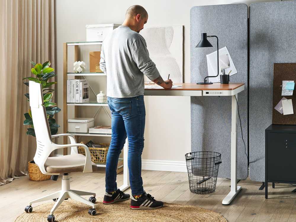 Beliani Elektriškai reguliuojamas stalas KENLY rudas / baltas 120 cm 60 cm su USB jungtimi