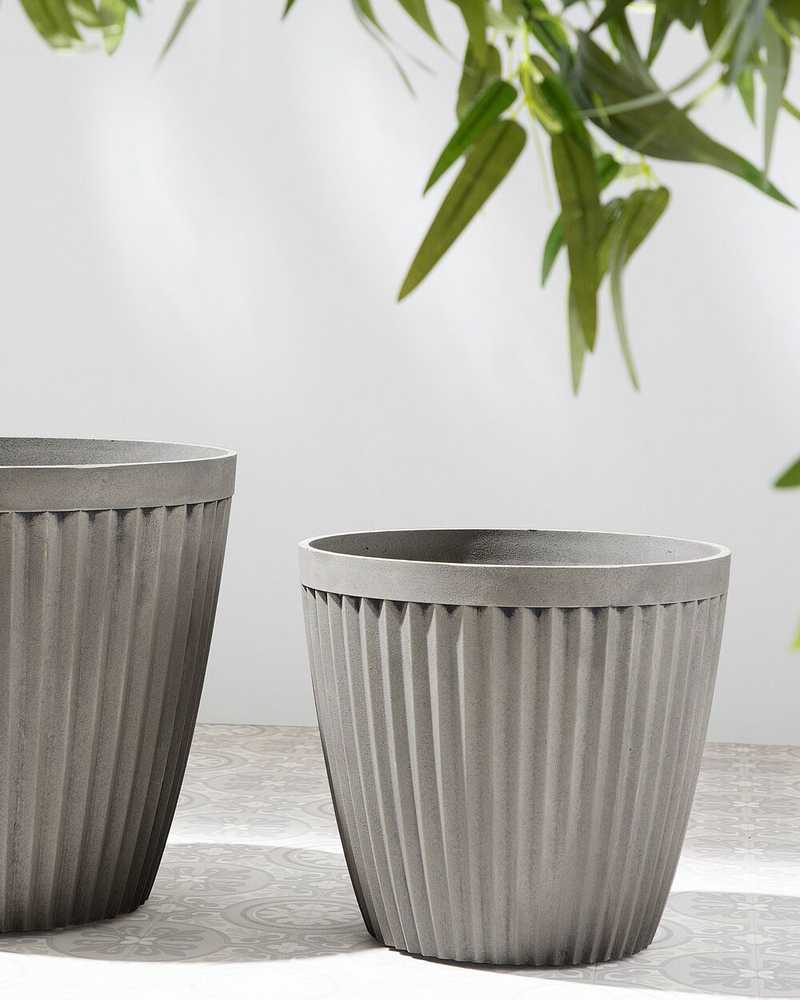 Beliani Gėlių vazonas POKA 36 cm pilkšvai smėlio spalvos