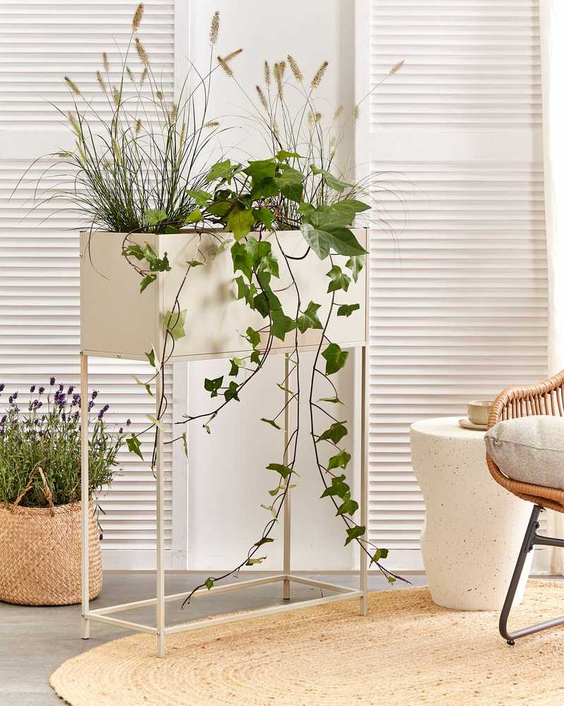 Beliani Gėlės vazonas su kojelėmis TAPIEN metalinis 70 cm smėlio spalvos