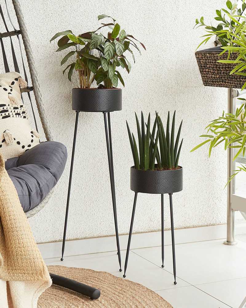 Beliani Gėlių stovas LEIKA 29 cm juodas metalinis