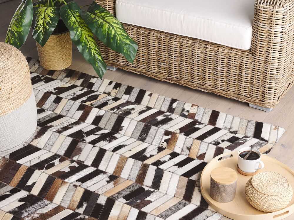 Beliani Kilimas AKYELE rudas 140 x 200 cm iš natūralios odos