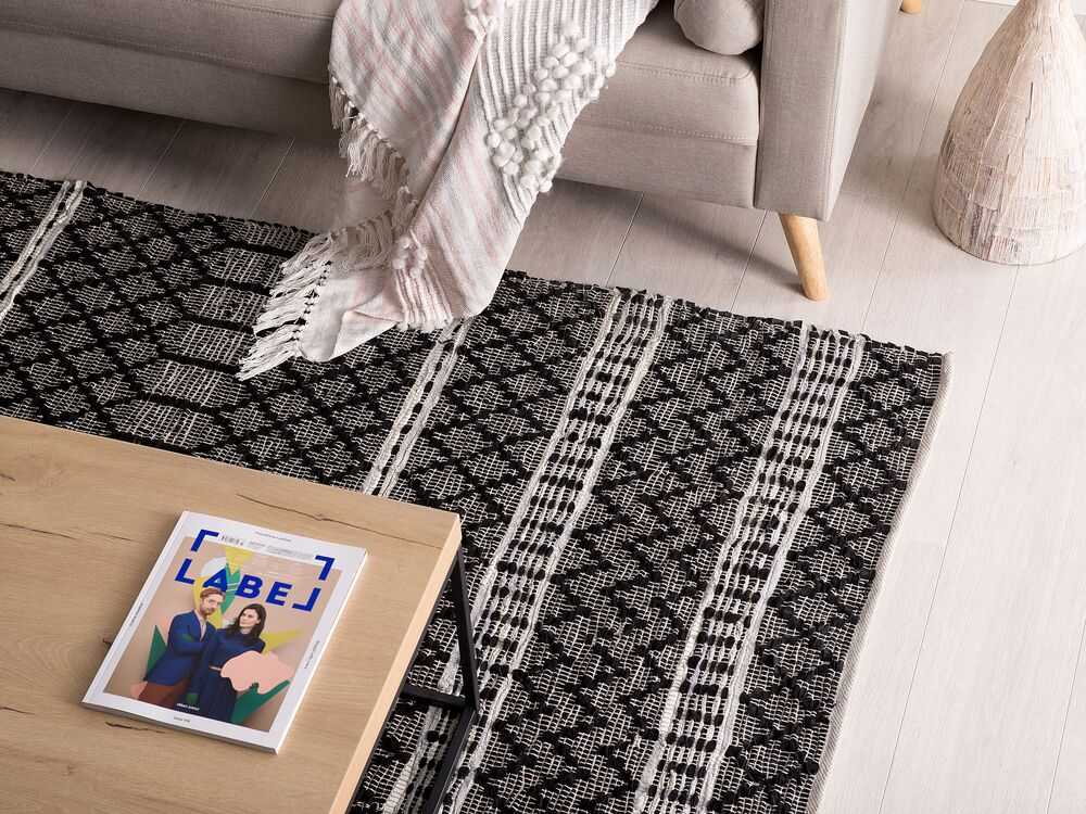 Beliani Kilimas FEHIMLI juodas 140 x 200 cm iš natūralios odos