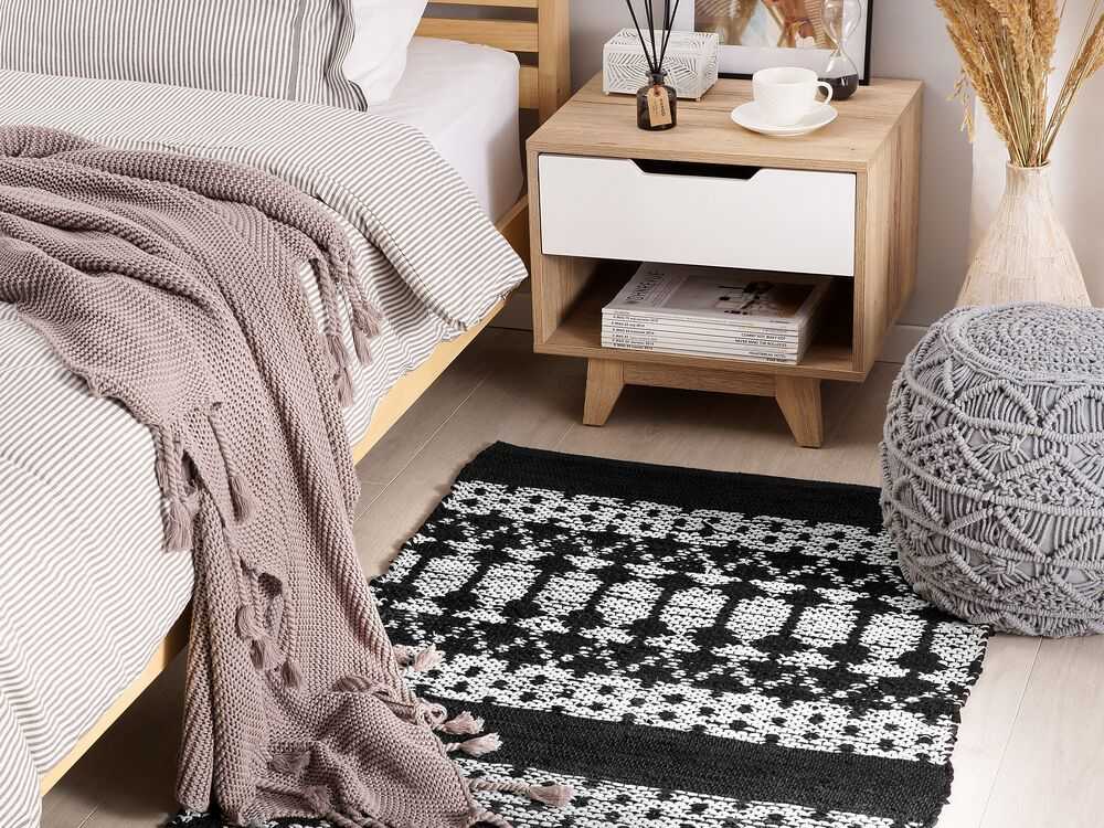 Beliani Kilimas SOKUN Juodas 80 x 150 cm Natūrali oda