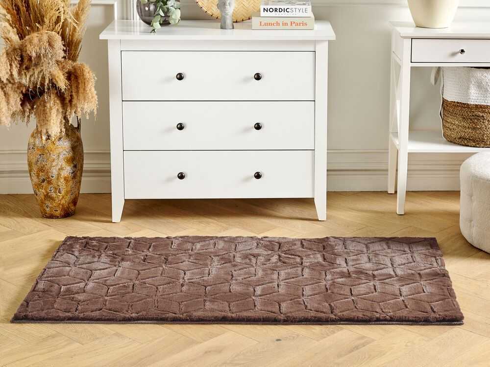 Beliani Dirbtinio kailio kilimas THATTA rudas 80 x 150 cm