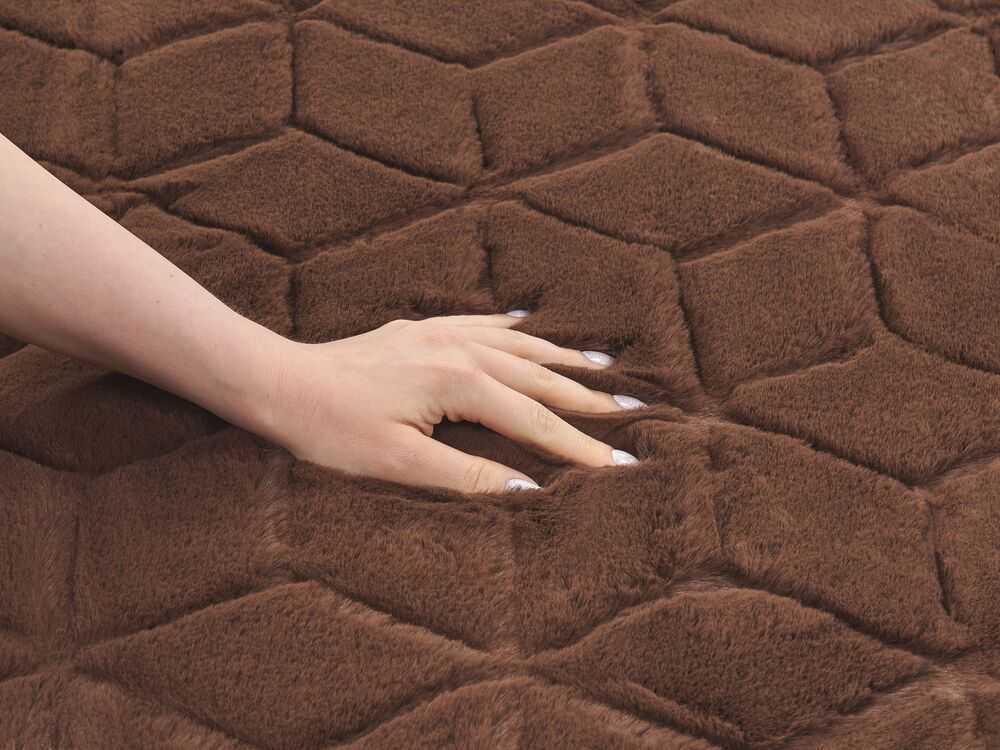 Beliani Dirbtinio kailio kilimas THATTA rudas 80 x 150 cm