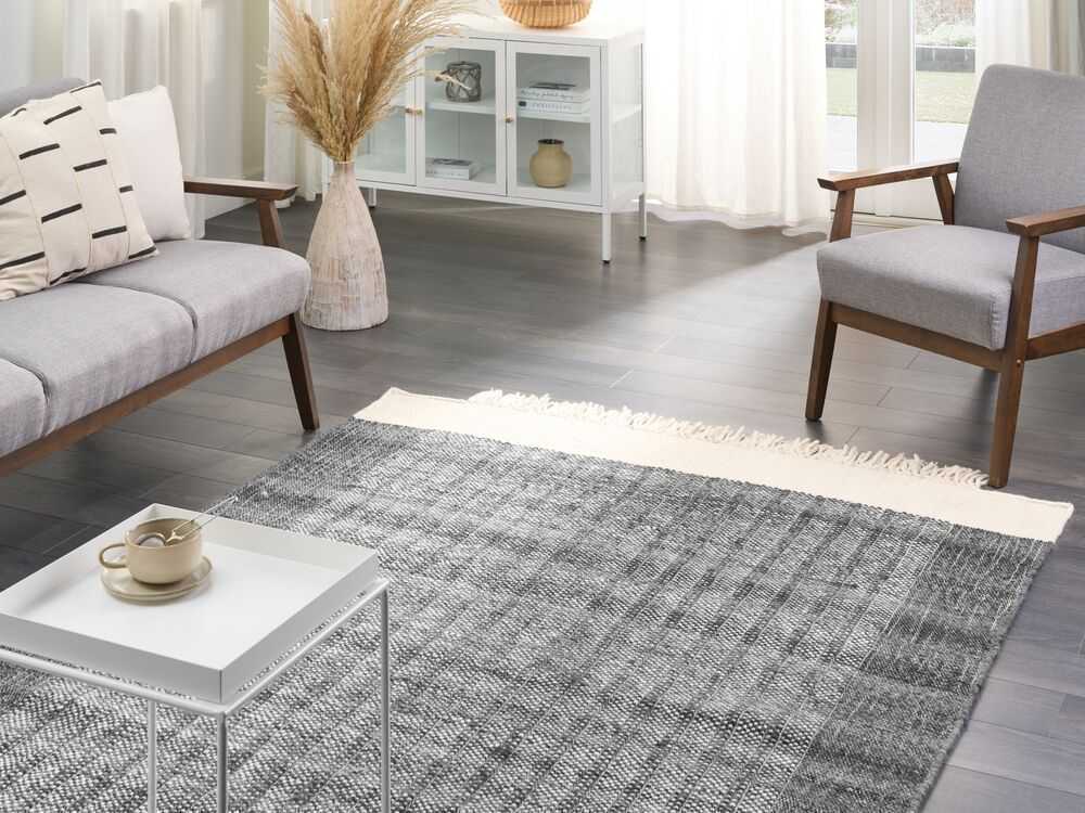 Beliani Kilimas ATLANTI juodas 140 x 200 cm vilnonis