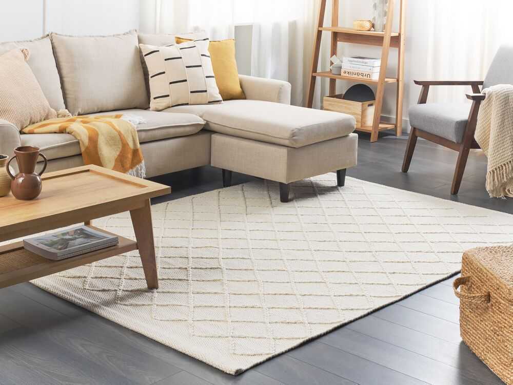Beliani Kilimas ELLEK baltas 160 x 230 cm vilnonis