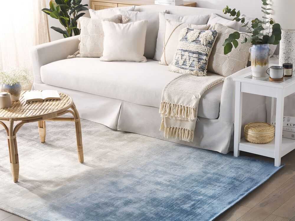 Beliani Kilimas ERCIS mėlynas 140 x 200 cm viskozė