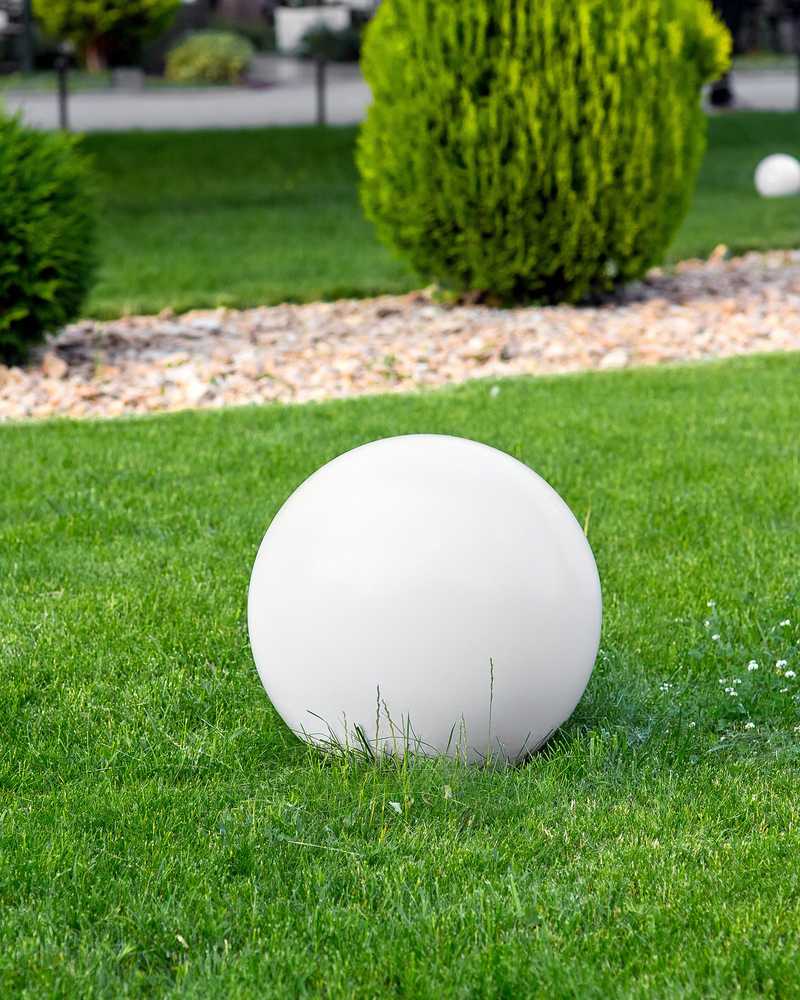Beliani Sodo LED šviestuvas - rutulys JOCOY su nuotolinio valdymo pulteliu, baltas