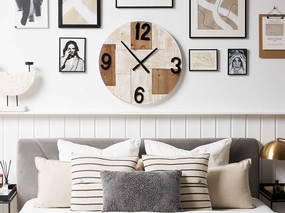 Beliani Sieninis laikrodis MICHAPAN 60 cm rudas