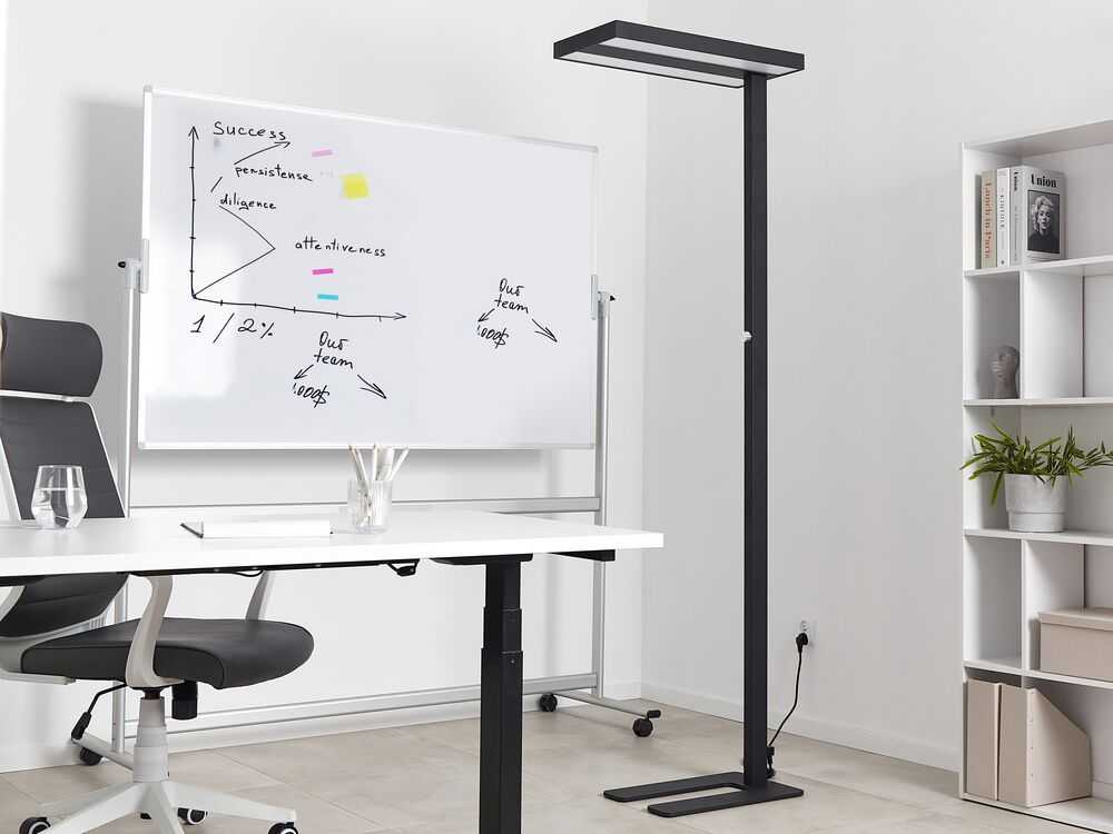 Beliani LED toršeras TAURUS su reguliatoriumi, metalinis, juodas