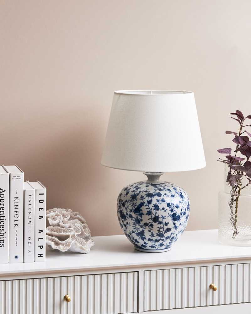 Beliani Stalinė lempa SILVES Porcelanas Balta/Mėlyna