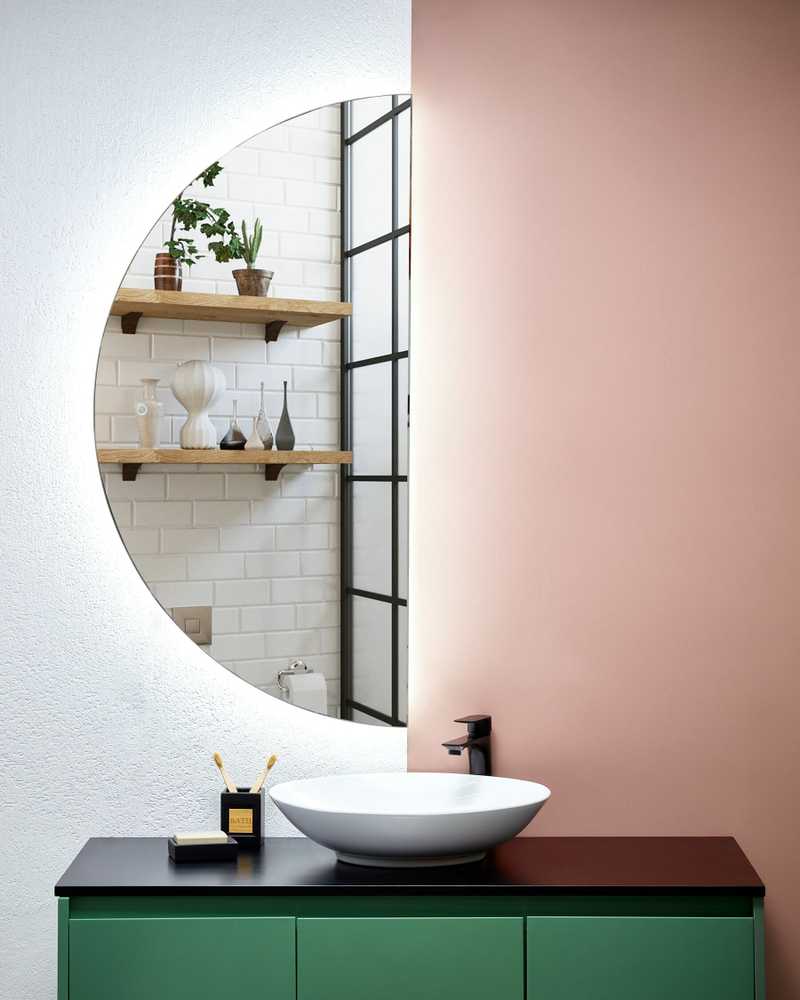 Beliani Vonios veidrodis LED LOUE 60 cm 120 cm sidabrinės spalvos