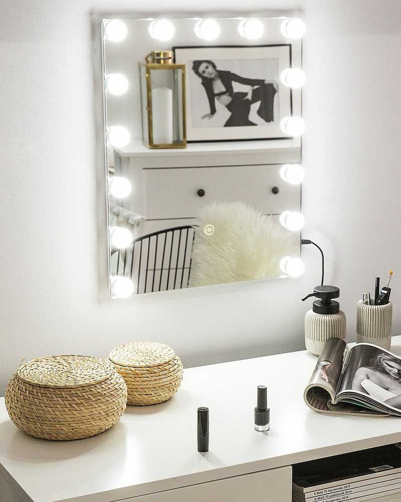 Beliani Vonios veidrodis LED LUCENAY 40 cm 50 cm sidabrinis