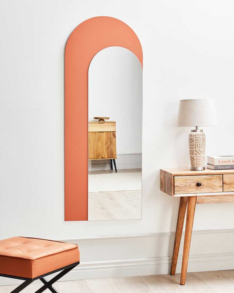 Beliani Sieninis veidrodis GROISES 55 cm 140 cm oranžinis