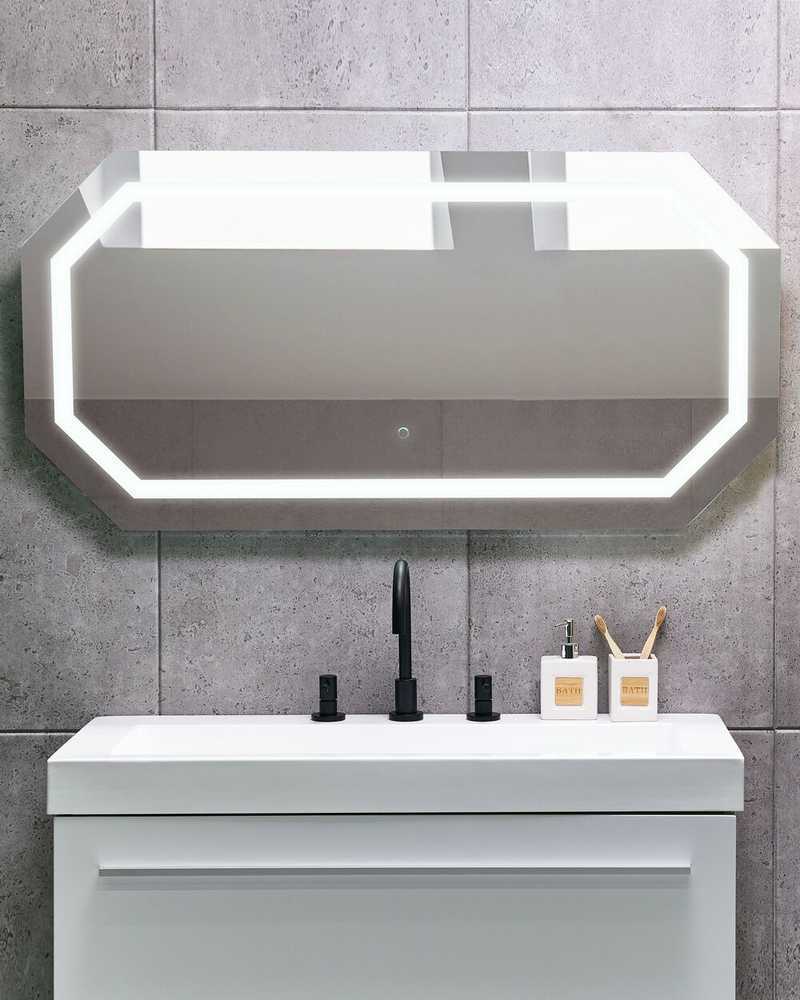 Beliani Vonios veidrodis su LED apšvietimu LOCMARIAQUER, 120 × 60 cm, sidabrinis