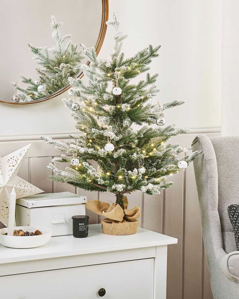 Beliani Apsnigta dirbtinė kalėdinė eglutė RINGROSE 90 cm Žalia