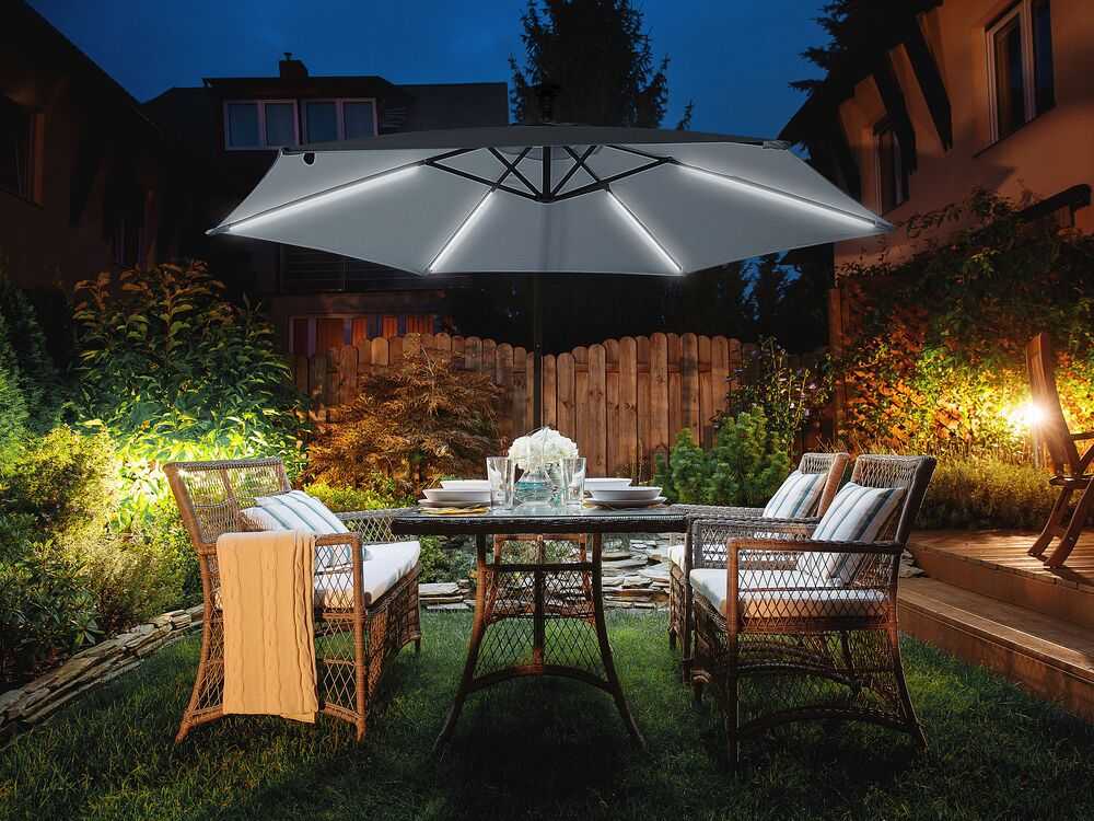 Beliani Konsolinis sodo skėtis su LED CORVAL 285 cm, pilkas