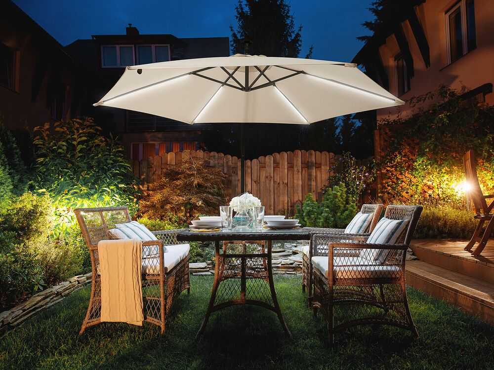 Beliani Sodo skėtis su LED apšvietimu ir atrama 285 cm CORVAL smėlio spalvos