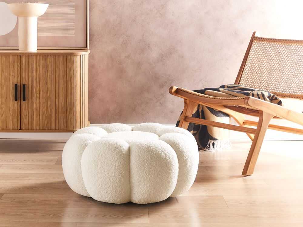 Beliani Pufas BEAUFORT iš „Boucle“ audinio, dramblio kaulo spalvos