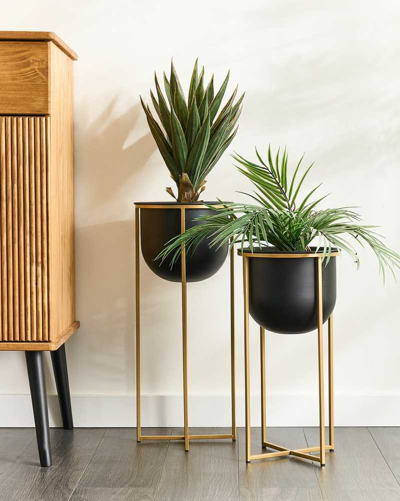 Beliani 2 vazonų rinkinys su kojelėmis THUJA metalinis 21 cm juodas