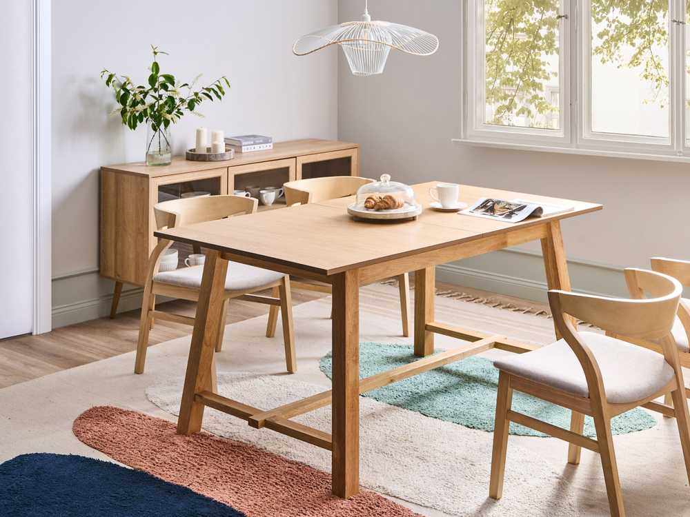 Beliani Išskleidžiamas valgomojo stalas BARNES, šviesus uosio atspalvis, 160/200 cm, 90 cm