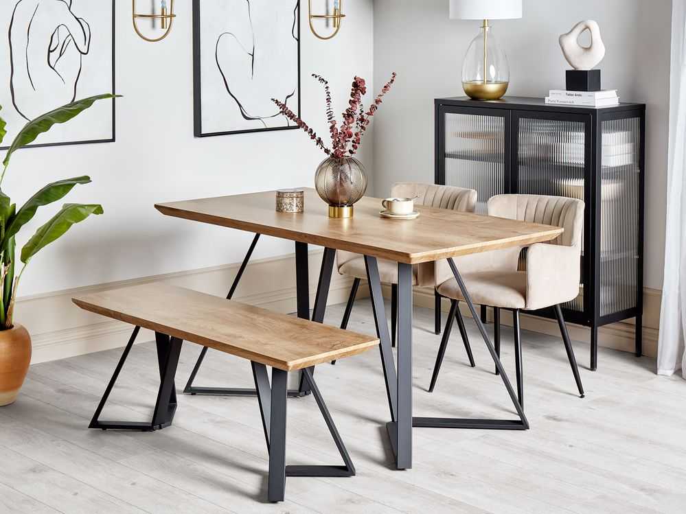 Beliani Valgomojo stalas UPTON šviesiai rudas 140 cm 80 cm
