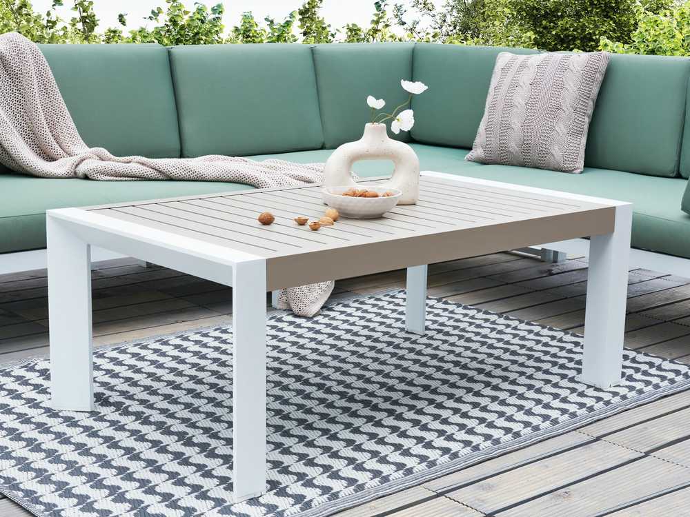 Beliani Sodo stalas CASTELLA 120 cm 70 cm metalinis smėlio spalvos