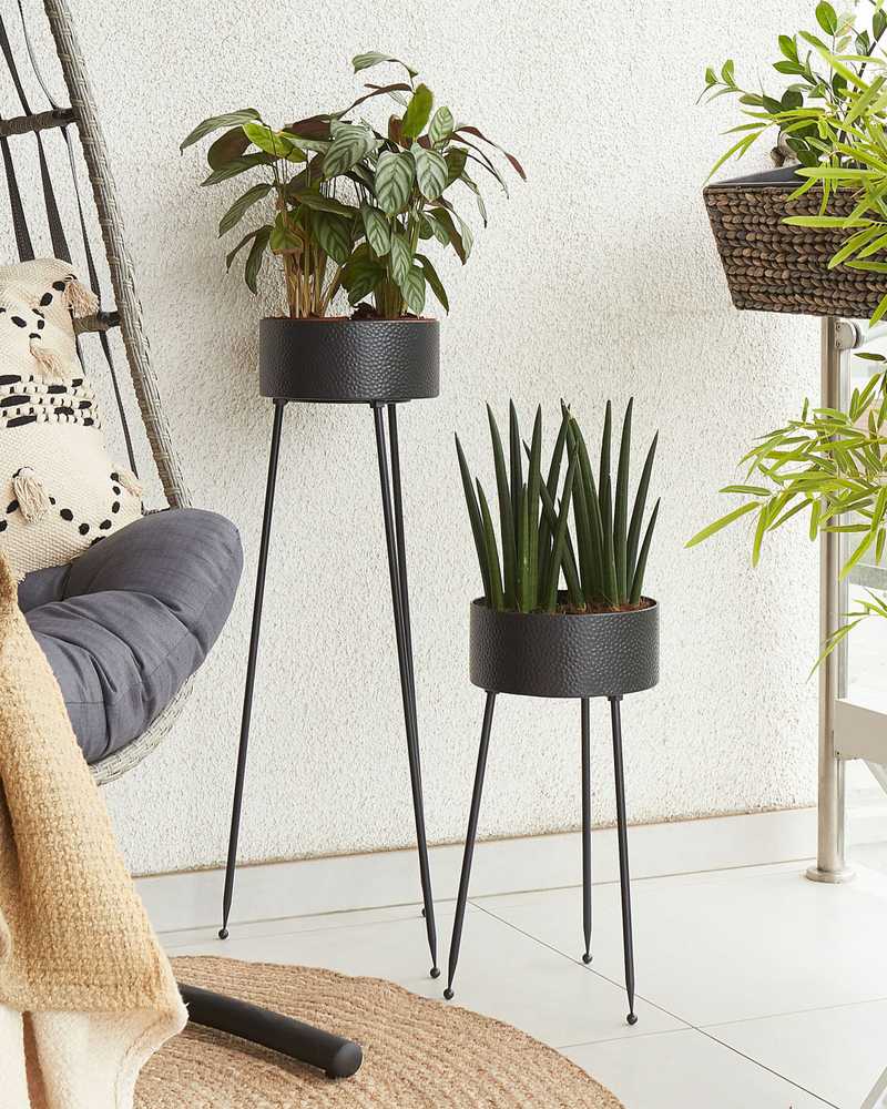 Beliani Gėlių stovas LEIKA 29 cm juodas metalinis