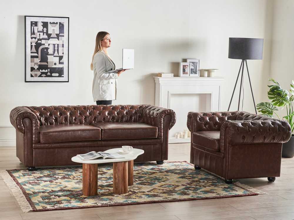 Beliani CHESTERFIELD fotelis iš dirbtinės odos, aukso rudos spalvos