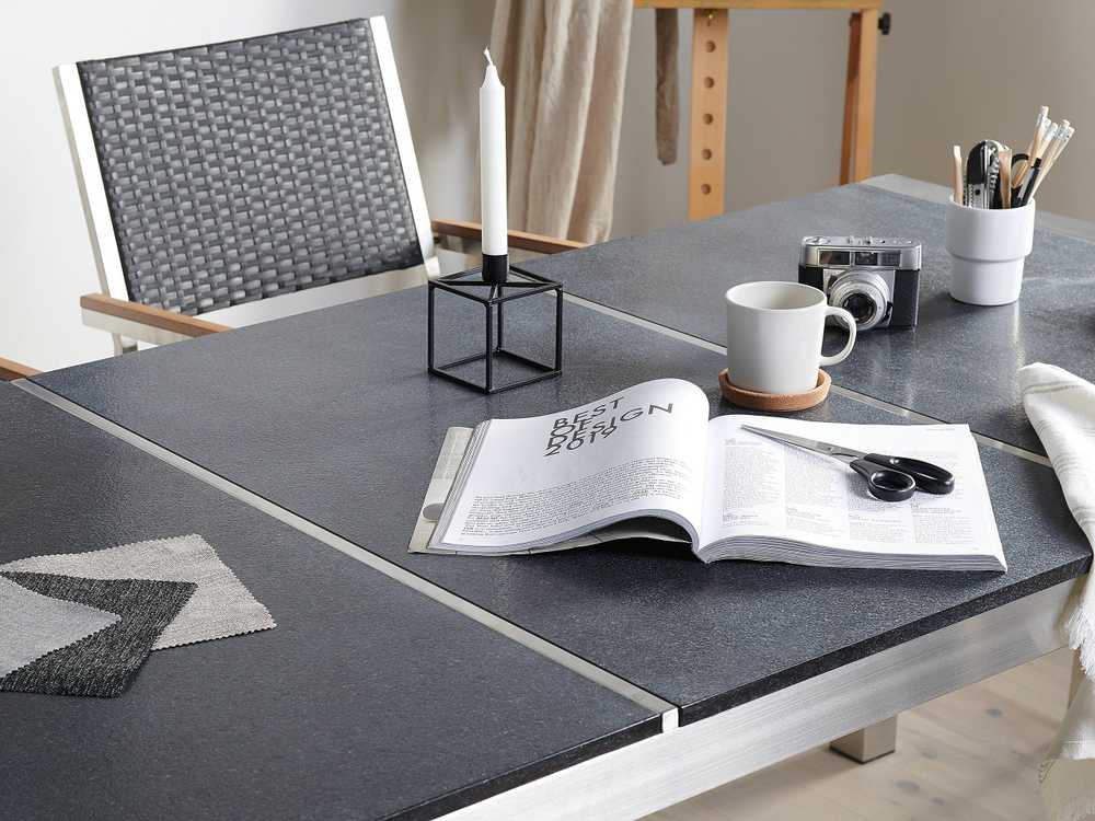 Lauko baldų komplektas Beliani Sodo baldų komplektas 6 asmenims GROSSETO Juodas Granite, degintas akmuo, dalijamas stalviršis