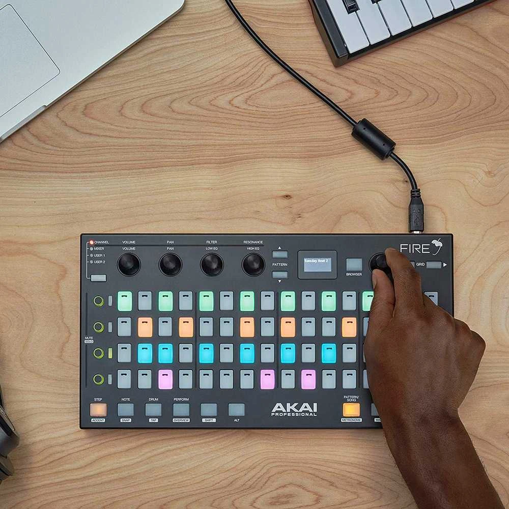 Akai Professional Fire – FL Studio Performance Controller su 4×16 RGB pad matrica, OLED ekranu ir MIDI valdymu