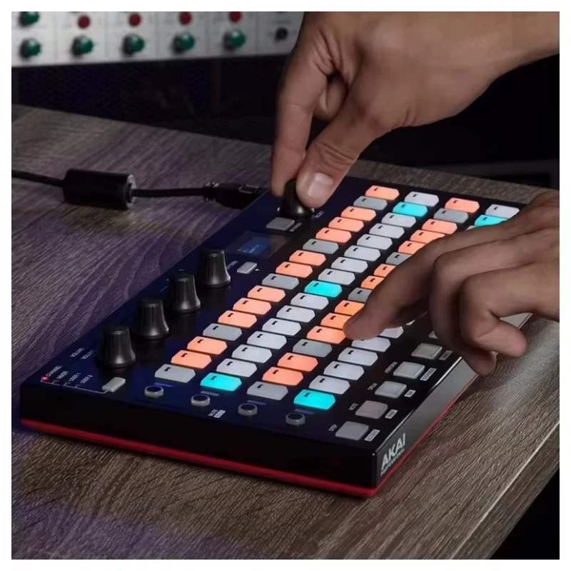 Akai Professional Fire – FL Studio Performance Controller su 4×16 RGB pad matrica, OLED ekranu ir MIDI valdymu