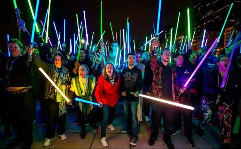 Cosplay lazerinis kardas 75 cm RGB – Metalinė rankena, 7 spalvos, garsas ir šviesos efektai