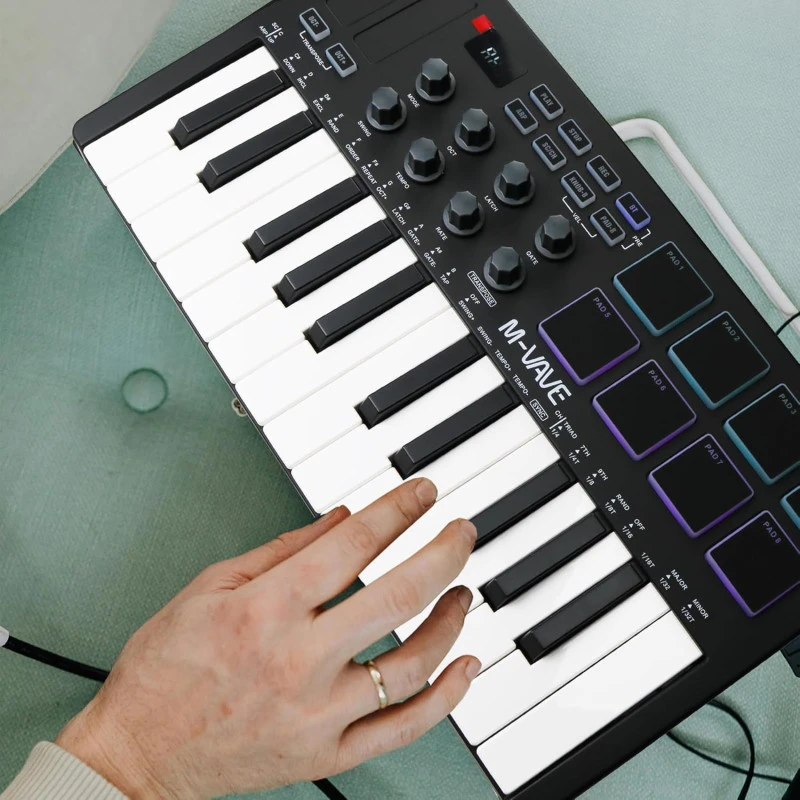 M-VAVE SMK-25 MIDI Keyboard Controller – 25 klavišų muzikos kūrimo kontroleris su 8 RGB pad’ais ir Bluetooth aprašymas - Prekės nuotrauka