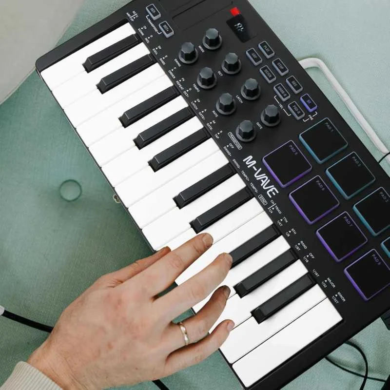 M-VAVE SMK-25 MIDI Keyboard Controller – 25 klavišų muzikos kūrimo kontroleris su 8 RGB pad’ais ir Bluetooth