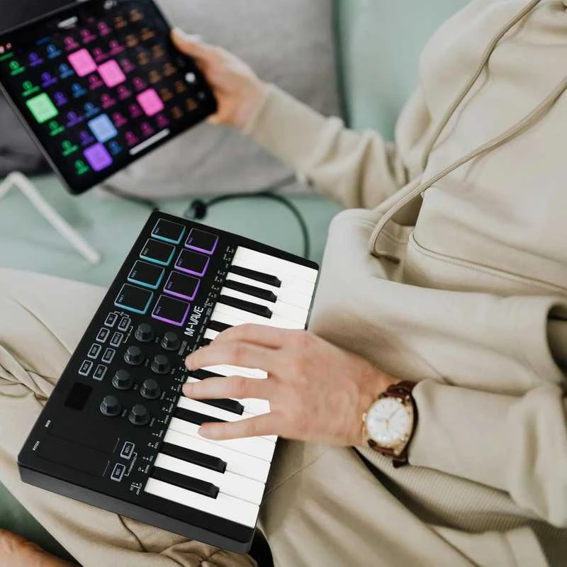 M-VAVE SMK-25 MIDI Keyboard Controller – 25 klavišų muzikos kūrimo kontroleris su 8 RGB pad’ais ir Bluetooth