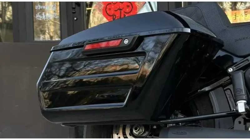 Raudonų atšvaistų komplektas ant Harley Touring 2014-2023 šoninių daiktadėžių