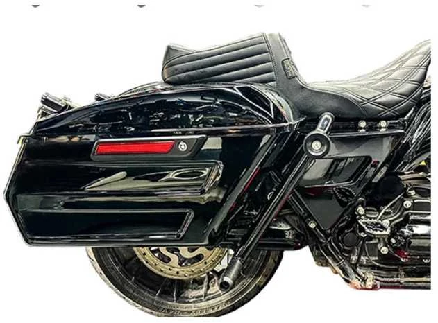 Raudonų atšvaistų komplektas ant Harley Touring 2014-2023 šoninių daiktadėžių