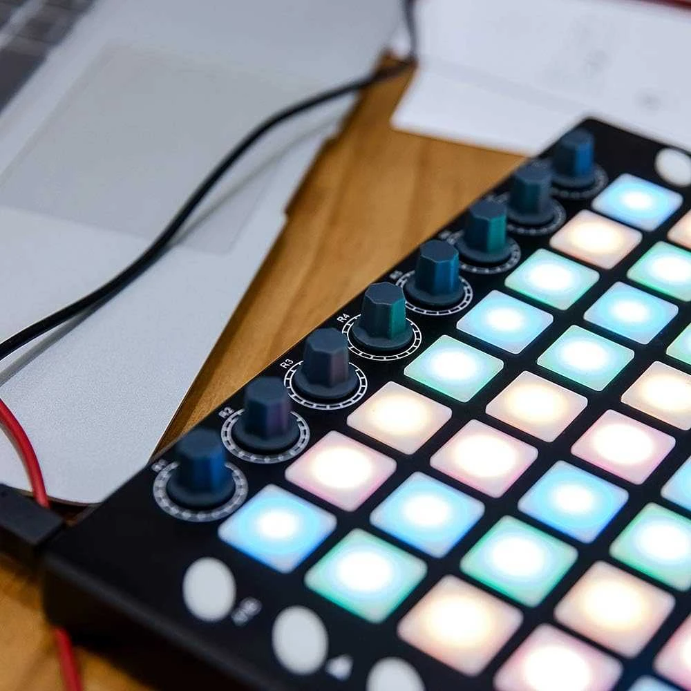 WORLDE MIDI Drum Pad Controller – 48 RGB multi-touch pad’ai, DJ beat maker ir live performance kontroleris