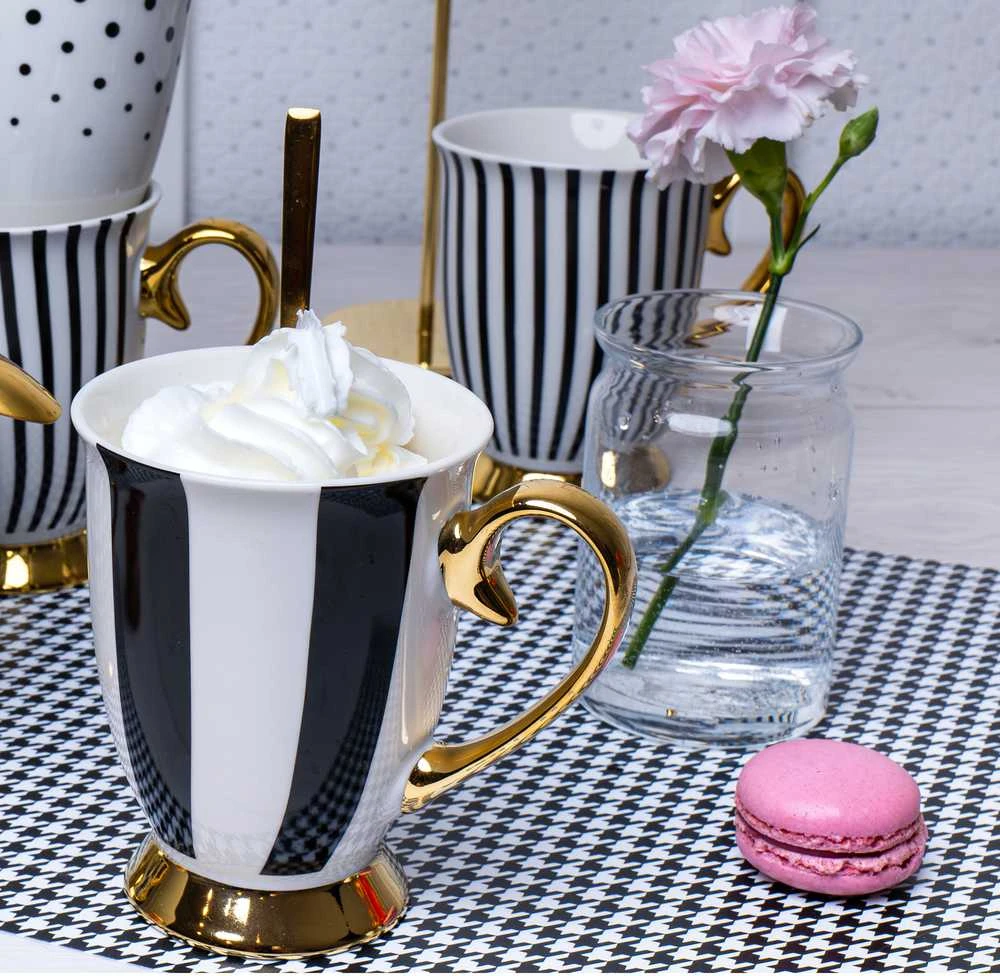 Diana auksinis porcelianinis puodelis 300 ml AMBITION juostelės