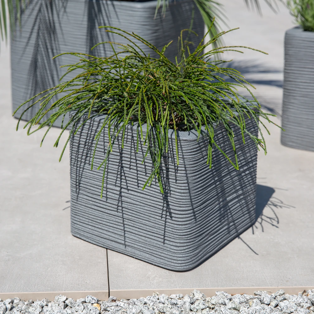 Kvadratinis sodo vazonas 30 x 30 cm Kubus su grioveliais kamuoliukas PATIO