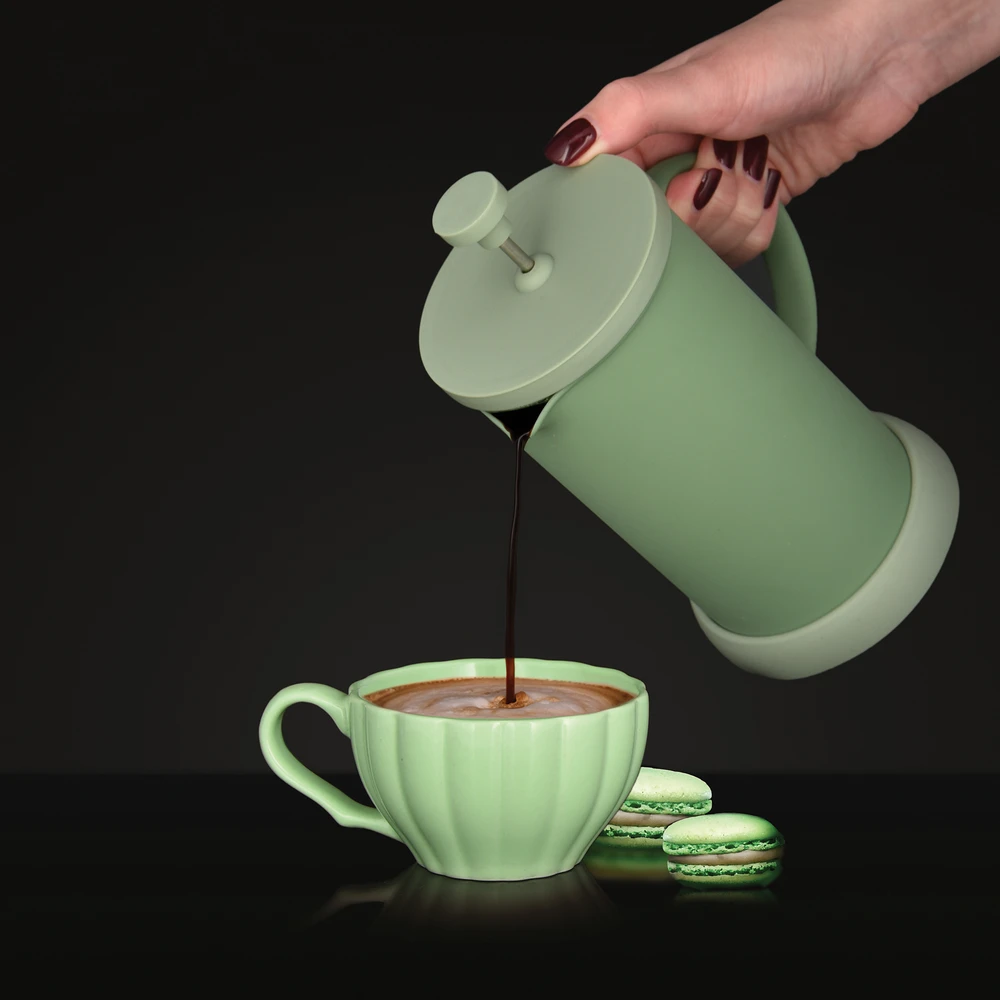Žalias 600 ml prancūziškas kavinukas pilstant gėrimą