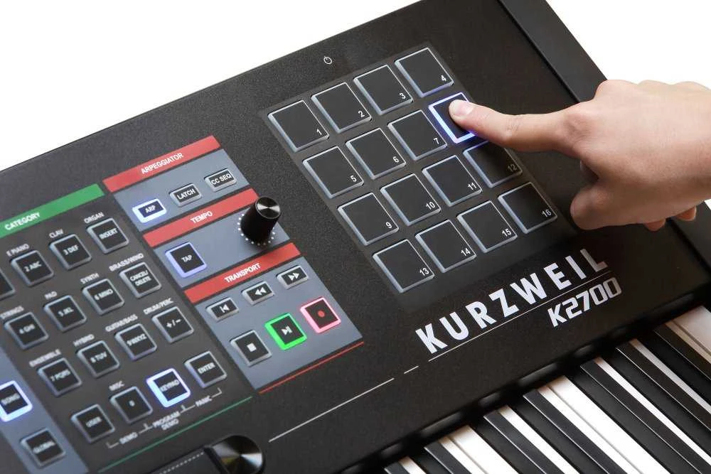 Kurzweil K2700 - sintezatorius/darbo stotis