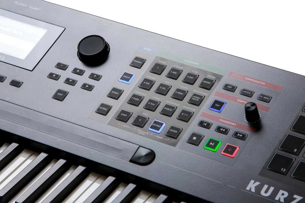 Kurzweil K2700 - sintezatorius/darbo stotis